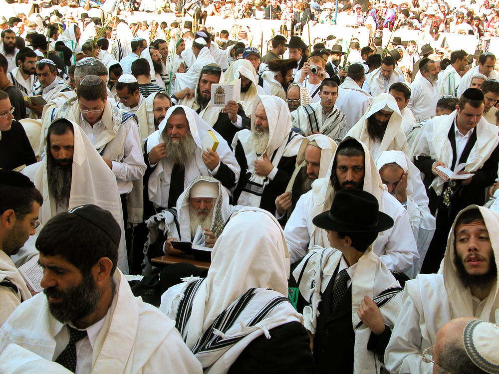 C:\PLBLsr\apr4\Priestly blessing during Sukkot at Western Wall, tb092302017.jpg